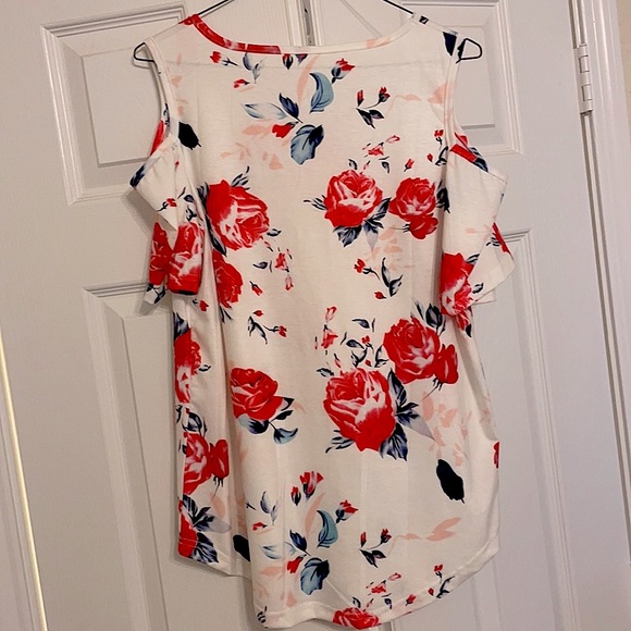 Like new floral cold shoulder top, size medium - Picture 4 of 6